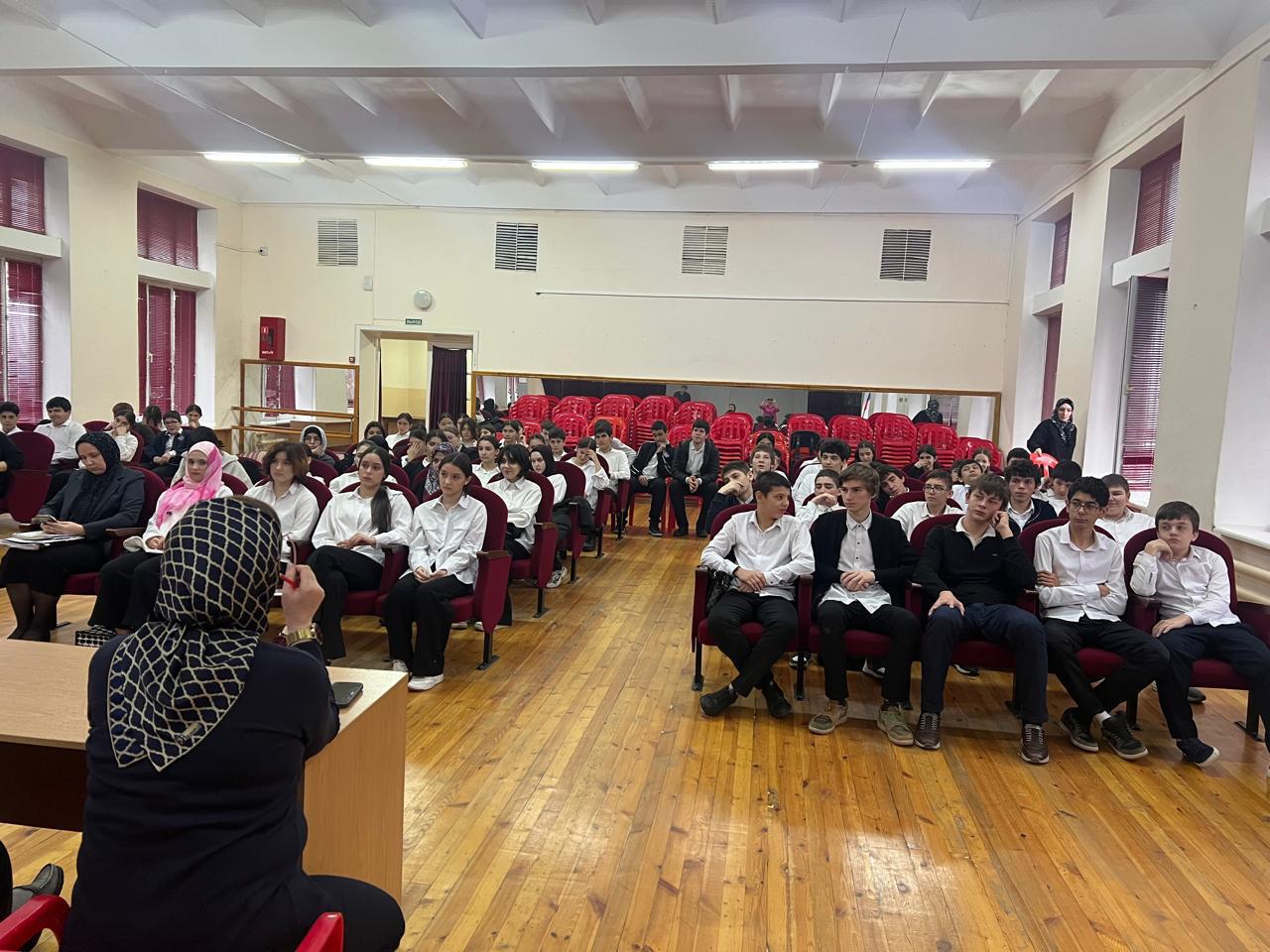 Сотрудники Миннаца Дагестана провели встречу со школьниками и иностранными учащимися